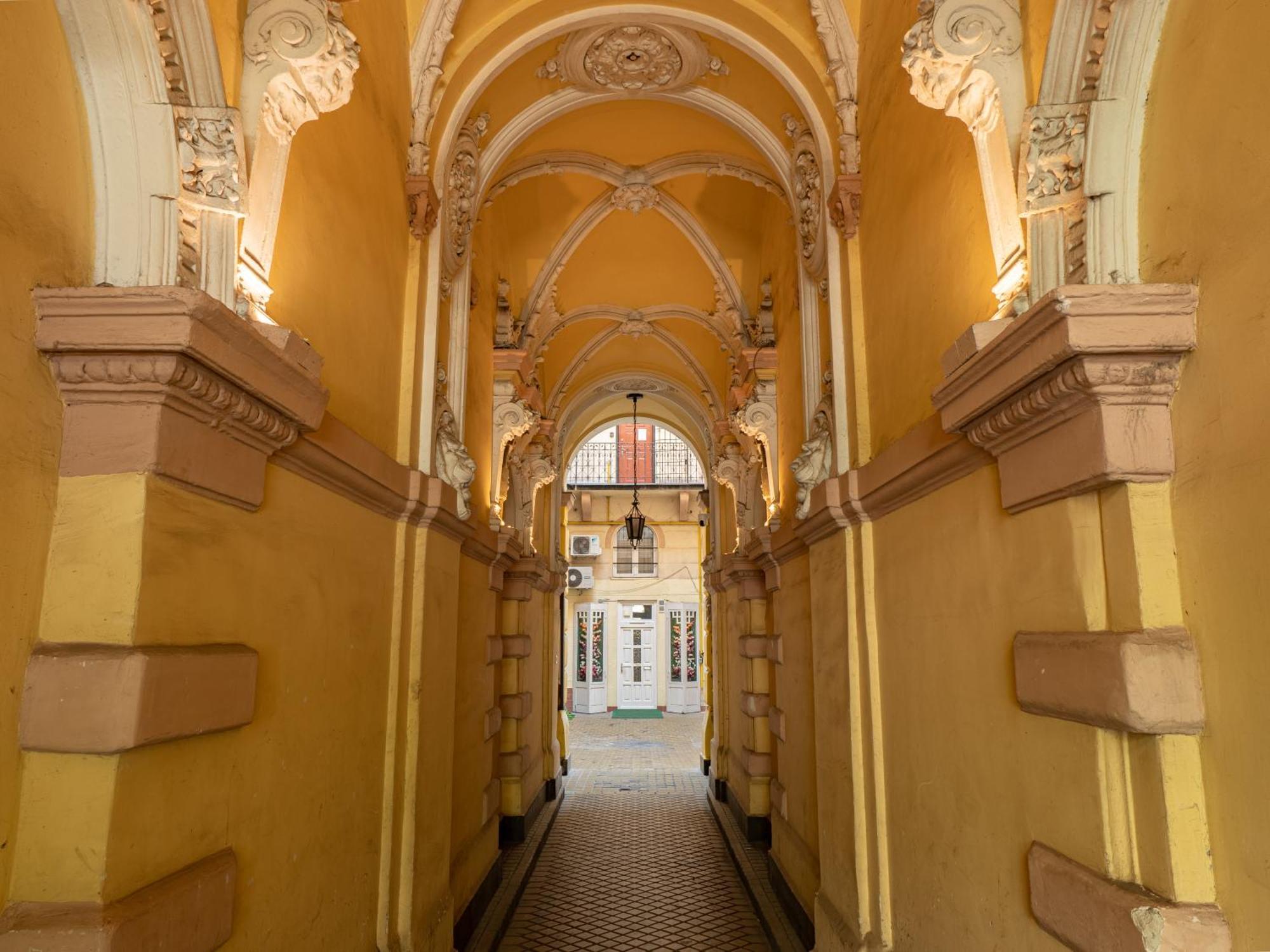Balcony Gallery — Photos 2